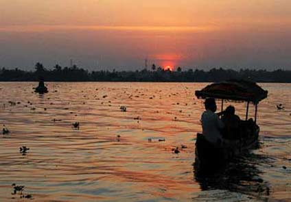 Pathiramanal Lake Resort Alleppey